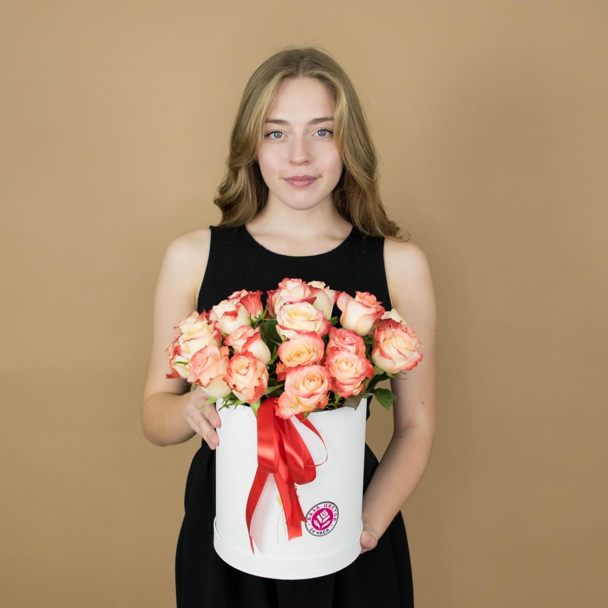 Розы красно-белые в шляпной коробке № - 858