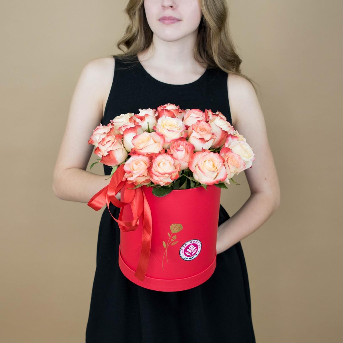 Розы красно-белые в шляпной коробке № - 858